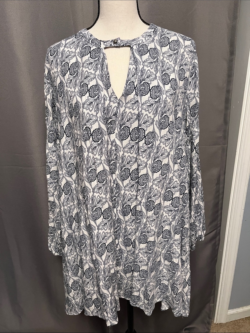 Umgee Navy and White Paisley Keyhole Tunic Top